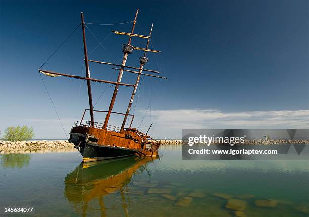 shipwreck - lake ontario stock pictures, royalty-free photos & images