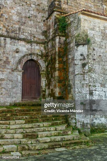door of the church of nuestra señora de los ángeles in san vicente de la barquera - old castle entrance stockfoto's en -beelden