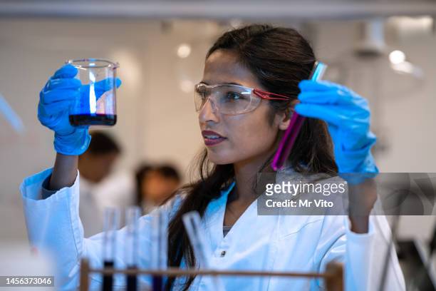 colleagues in the chemical laboratory - indian education health science and technology stockfoto's en -beelden