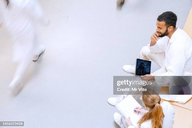 students and professor of chemistry in the corridors of the university. - doctor lab coat stockfoto's en -beelden