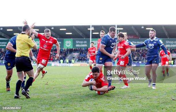 Guillaume Cramont of Stade Toulousain scores the team's second try during the Heineken Champions Cup Pool B match between Sale Sharks and Stade...