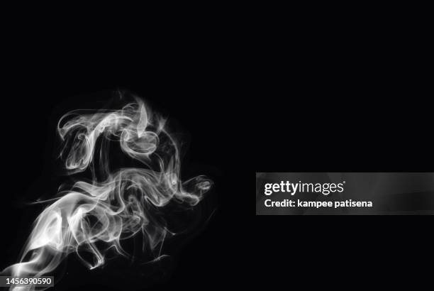 white smoke against black background - humo fotografías e imágenes de stock