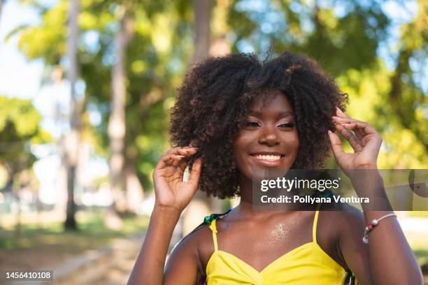 afro portrait - hand in hair stock pictures, royalty-free photos & images