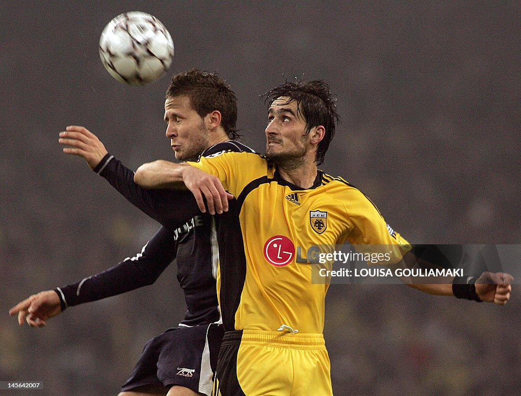 AEK Athens' Nikos Liberopoulos (R) is