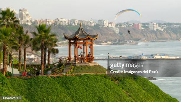 miraflores chinese park, circuit of beaches. - lima perú fotografías e imágenes de stock