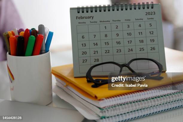 2023 february calendar on desk - calendario español fotografías e imágenes de stock