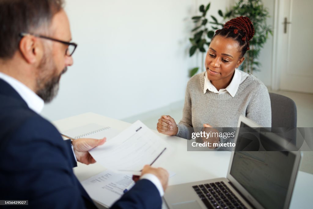 Junge Geschäftsfrau beim Vorstellungsgespräch im Büro