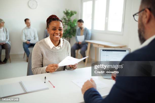 retrato de una joven hermosa mujer en una entrevista de trabajo - currículum vitae fotografías e imágenes de stock