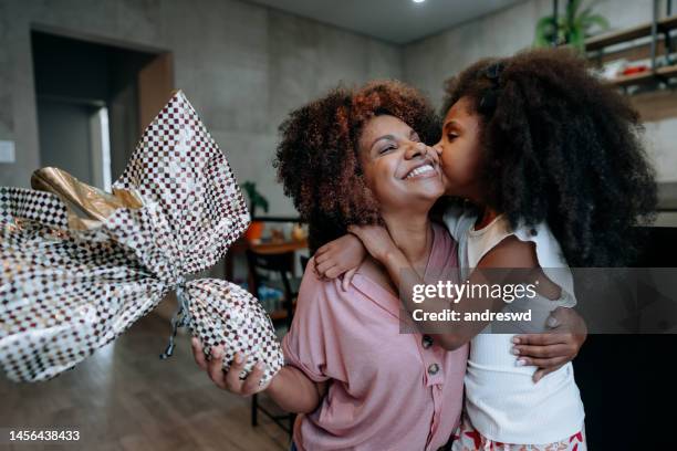 happy mother and daughter holding easter egg - 復活節 個照片及圖片檔