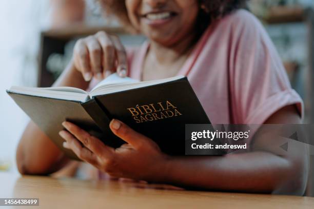 frau liest die bibel - bijbel stock-fotos und bilder