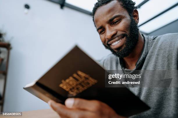 homem com a bíblia de leitura - smiling jesus - fotografias e filmes do acervo