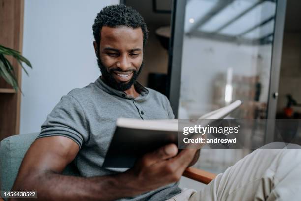 homem com a bíblia de leitura - smiling jesus - fotografias e filmes do acervo