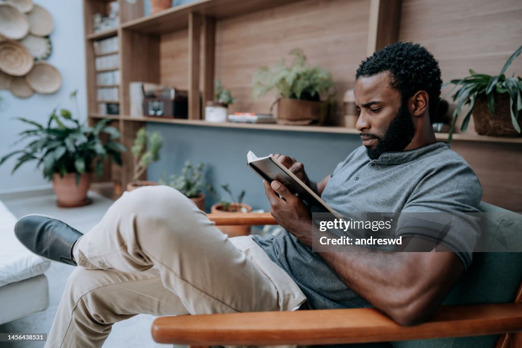 Hombre leyendo la Biblia