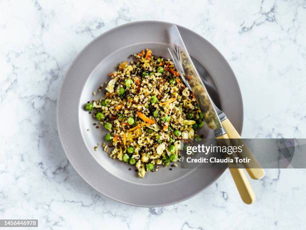 bowl of quinoa salad on white background - quinoa stockfoto's en -beelden