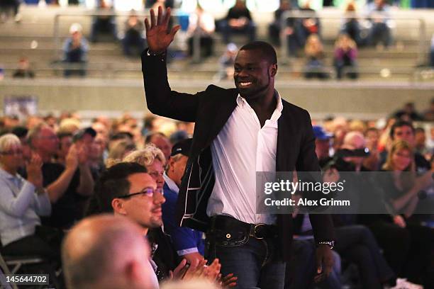 Gerald Asamoah waves before being awarded member of the Schalke 'Hall of fame' during the annual meeting of FC Schalke 04 at Emscher Lippe Halle on...