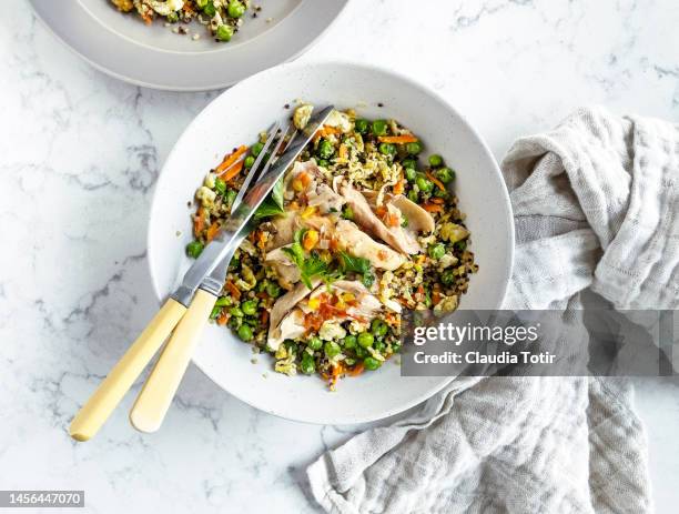 bowl of quinoa salad with chicken on white background - quinoa stockfoto's en -beelden