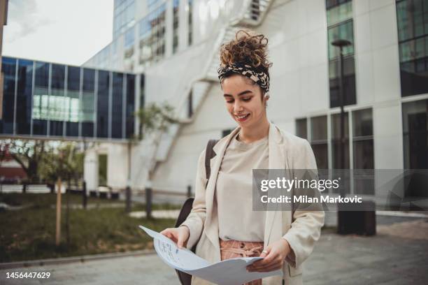 porträt einer studentin neben dem fakultätsgebäude - milan summer stock-fotos und bilder