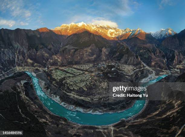 yarlung tsangpo river and namcha barwa, tibet - tibet stock pictures, royalty-free photos & images