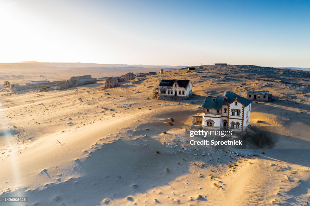Morgendämmerung über dem historischen Dorf Kolmanskop in Namibia