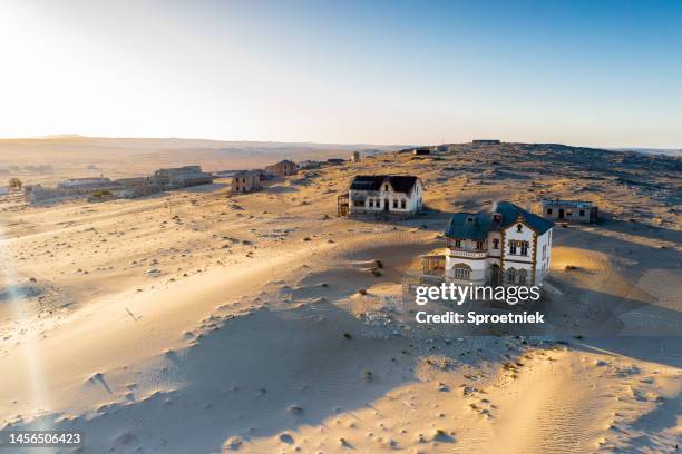 l’aube sur le village historique de kolmanskop en namibie - namibie photos et images de collection