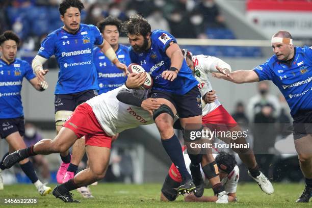 Lood de Jager of Saitama Wild Knights is tackled by Yuji Takei of Toyota Verblitz during the League One match between Saitama Panasonic Wild Knights...