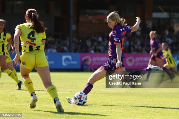 Hana Lowry of the Glory takes a shot on goal during the round 10 A-League Women's match between Perth Glory and Wellington Phoenix at Macedonia Park,...