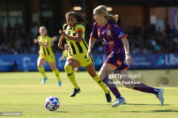 Hana Lowry of the Glory controls the ball during the round 10 A-League Women's match between Perth Glory and Wellington Phoenix at Macedonia Park, on...