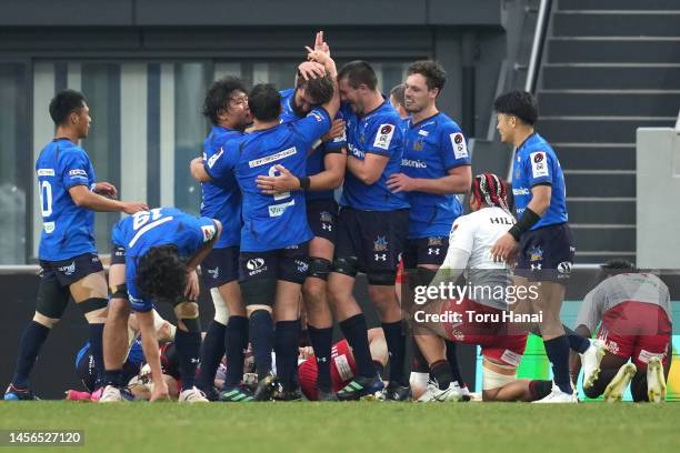 Lood de Jager of Saitama Wild Knights celebrates with his team mates after scoring a tr during the League One match between Saitama Panasonic Wild...