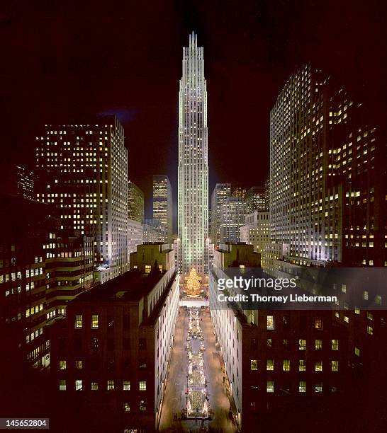 rockefeller center, manhatten, at chritsmas - archival nyc stock pictures, royalty-free photos & images