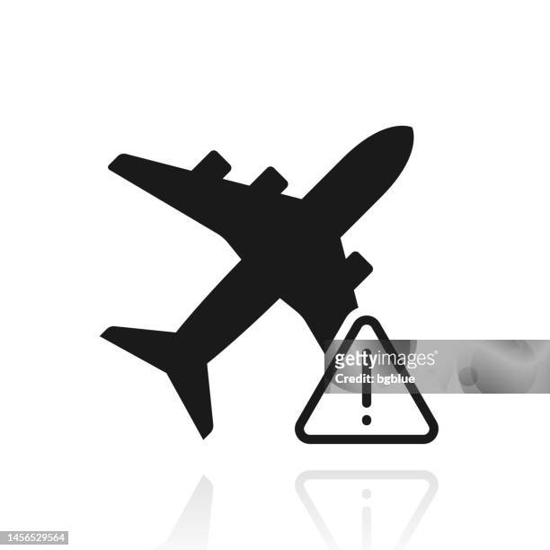 flugbeschränkung. symbol mit reflexion auf weißem hintergrund - ausrufezeichen stock-grafiken, -clipart, -cartoons und -symbole