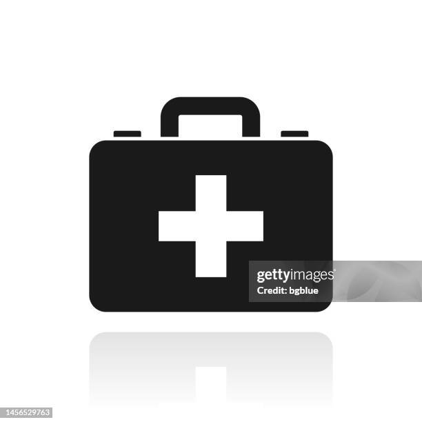 ilustraciones, imágenes clip art, dibujos animados e iconos de stock de caso médico - botiquín de primeros auxilios. icono con reflejo sobre fondo blanco - urgencias-hospital
