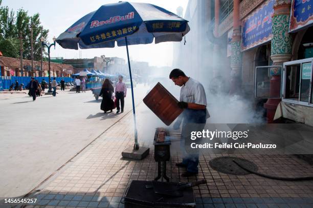 traditional xinjiang street food lamb kebab shewers - ouïgour photos et images de collection