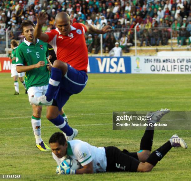 De junio: Humberto Suazo, de Chile, disputa el balón con Ronald Rivero, de Bolivia, durante un partido entre Chile y Bolivia en el estadio Hernando...