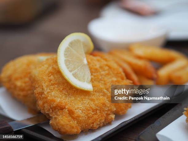 battered fried fish, deep fried flour - cook battered fish stock pictures, royalty-free photos & images