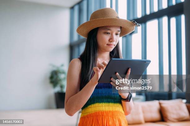 utilizzo dell'app migliore per lo scricchiolio dei numeri - personalizzazione foto e immagini stock