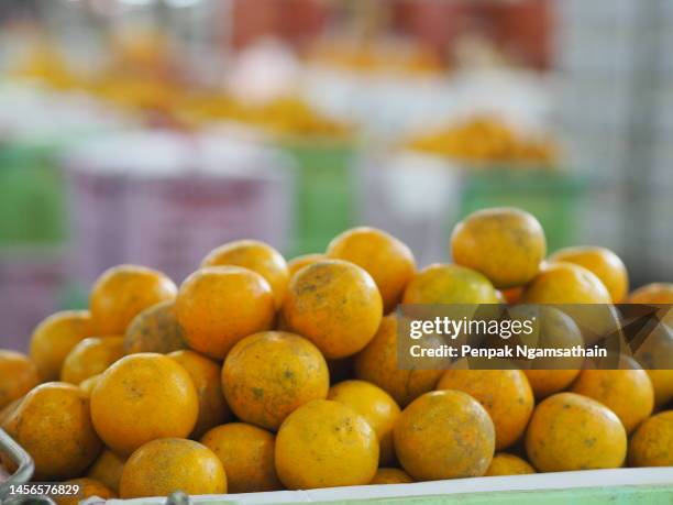 orange friut strack in basket - oranges in basket at food market stock pictures, royalty-free photos & images