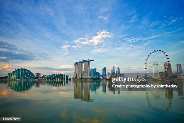 marina bay skyline - cidade de singapura imagens e fotografias de stock