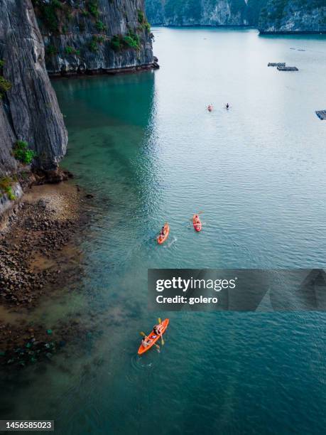 canoas en la bahía de halong - kayak fotografías e imágenes de stock