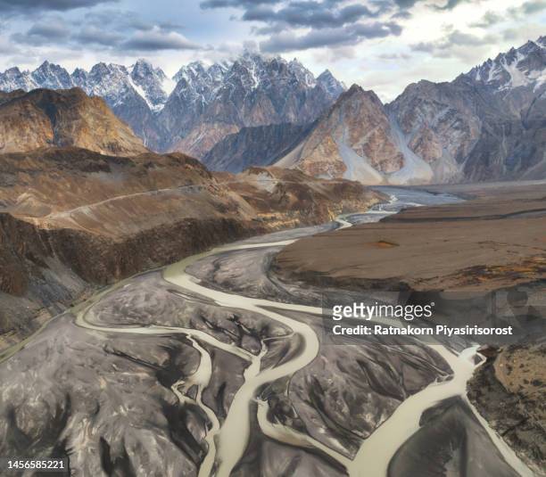 aerial drone landscape of passu valley with hunza river and karakoram range mountain, gilgit-baltistan, north pakistan. - karakoram bildbanksfoton och bilder