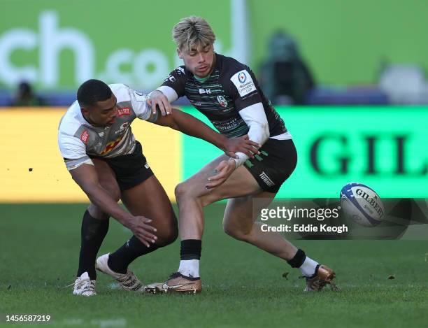 Ollie Hassell-Collins of London Irish and Damian Willemse of DHL Stormers during Round 3 of the Heineken Champions Cup at Gtech Community Stadium on...