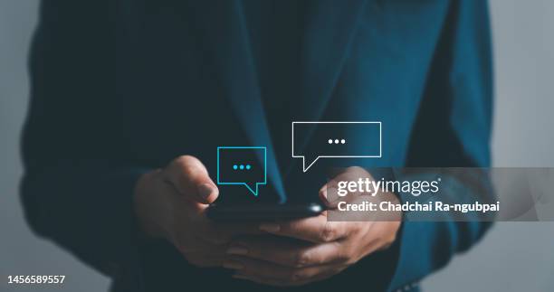 women hand using smartphone typing live chat chatting and social network concepts, chatting conversation working at home in chat box icons pop up. social media marketing technology concept. - mensaje de texto fotografías e imágenes de stock