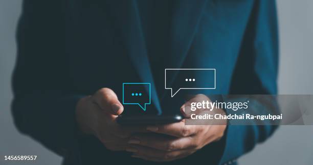 women hand using smartphone typing live chat chatting and social network concepts, chatting conversation working at home in chat box icons pop up. social media marketing technology concept. - sms icon photos et images de collection