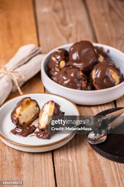 italienische dessert-profiteroles mit vanillecreme und schokoladencreme - profiterole stock-fotos und bilder