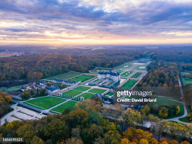 the château de vaux-le-vicomte at sunrise - vaux le vicomte aerial stock pictures, royalty-free photos & images
