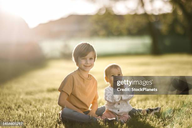 porträt eines bruders und einer schwester in der natur - schwester stock-fotos und bilder
