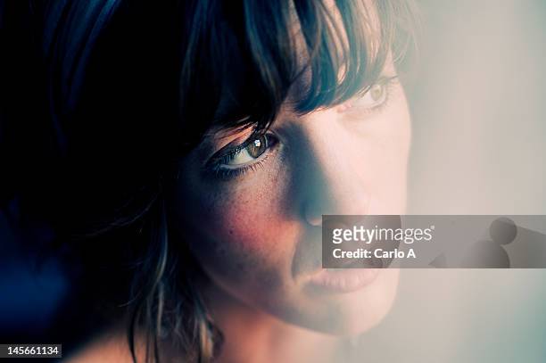 close up of woman - guardare in una direzione foto e immagini stock