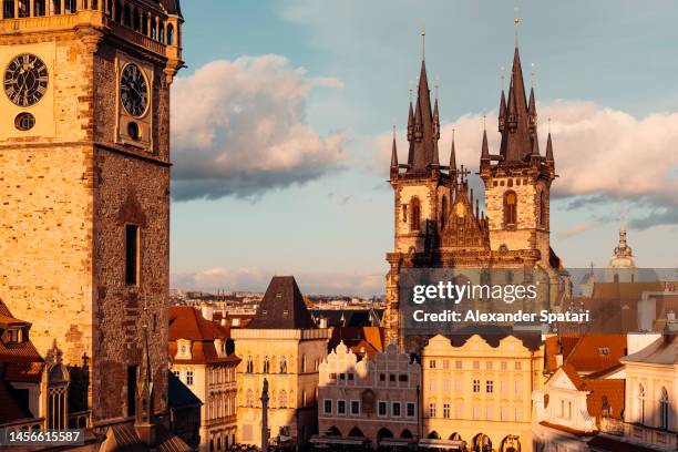 tyn church and old town hall clock tower at sunset, prague, czech republic - teynkirche stock-fotos und bilder