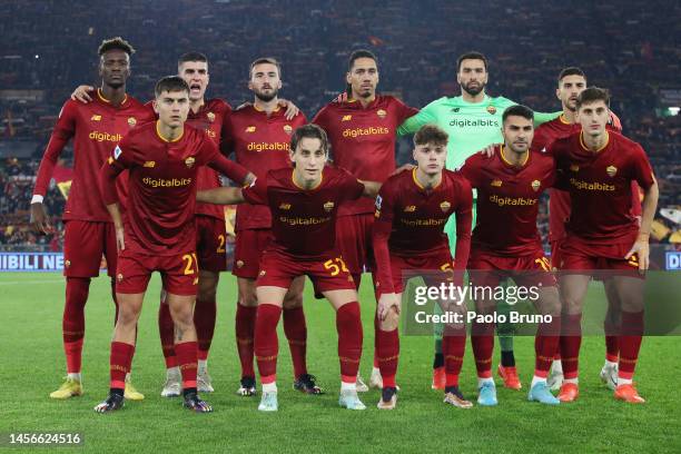 Roma players pose for a photo for a photo prior to the Serie A match between AS Roma and ACF Fiorentina at Stadio Olimpico on January 15, 2023 in...