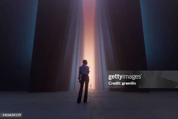 frau geht durch futuristische, brutalistische stadtstraße - unheilschwanger stock-fotos und bilder