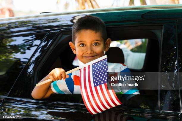 boy in car está segurando bandeira americana - citizenship - fotografias e filmes do acervo
